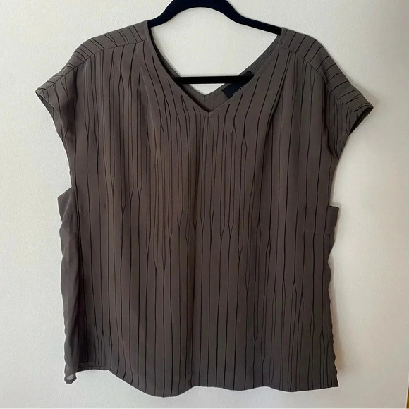 August 1 Eight Striped Cap Sleeve V Neck Blouse Gray Black Size XL - Picture 2 of 11